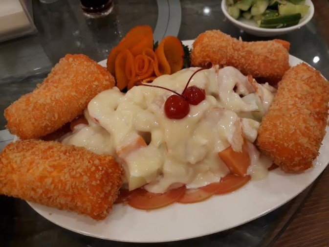 Lumpia Salad Seafood di Restoran Angke. (Suara.com/Dinda Rachmawati)