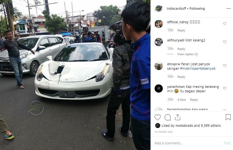 Ferrari 458 Italia Tabrak Sepeda Motor di Bandung. (Instagram/indocarstuff)