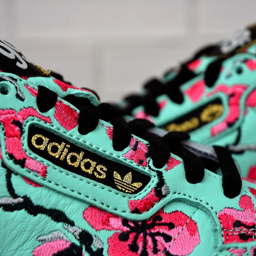 Sepatu Adidas Dijual Rp 14 Ribu, Pembeli Rusuh Hingga Dibubarkan Polisi. (Instagram/@drinkarizona)