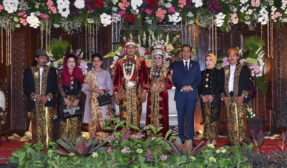 Presiden Jokowi dan Ibu Negara Iriana menghadiri pernikahan putri Sujiwo Tejo - (Instagram/@jokowi)