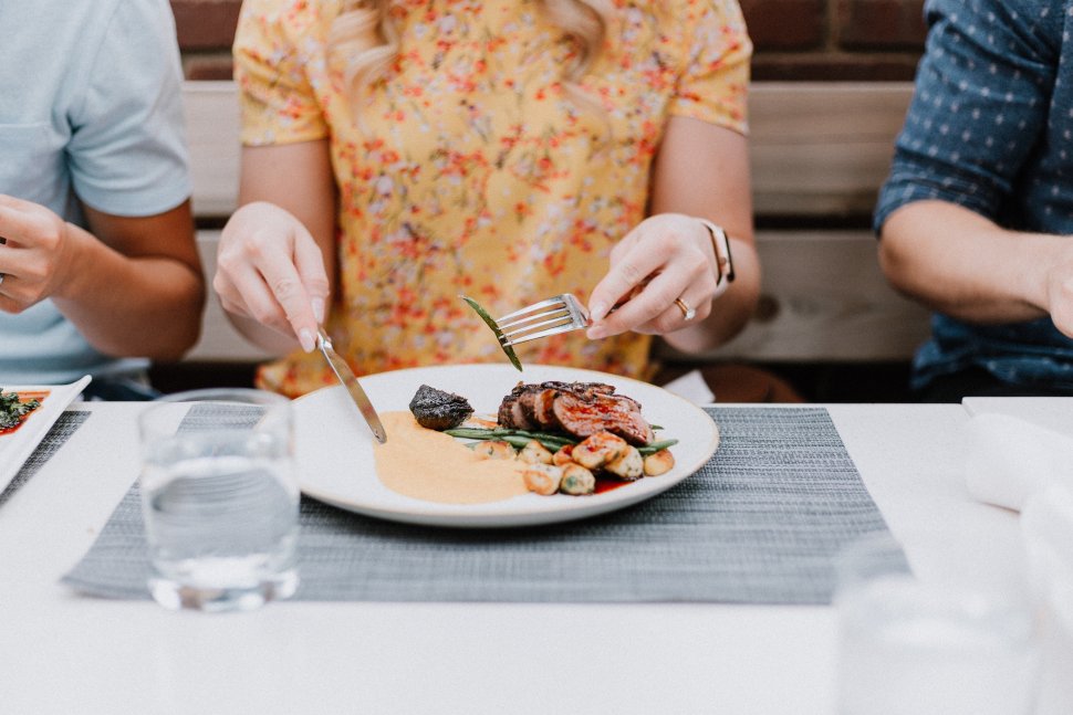 Ilustrasi makan daging. (Unsplash/Eduardo D)