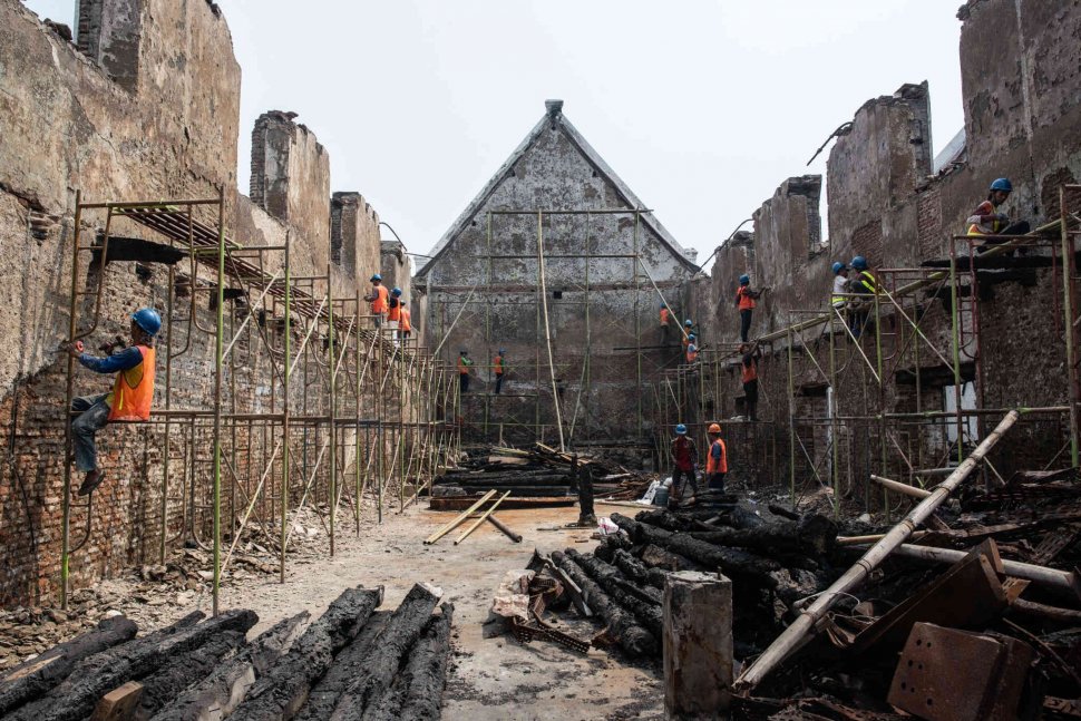 Pekerja menyelesaikan proyek Konservasi Museum Bahari di Penjaringan, Jakarta, Senin (22/7). ANTARA FOTO/Aprillio Akbar