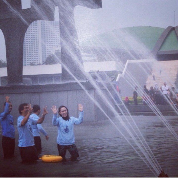 Nova Riyanti Yusuf menceburkan diri ke kolam setelah UU kesehatan jiwa disahkan. (Instagram/@true_noriyu)