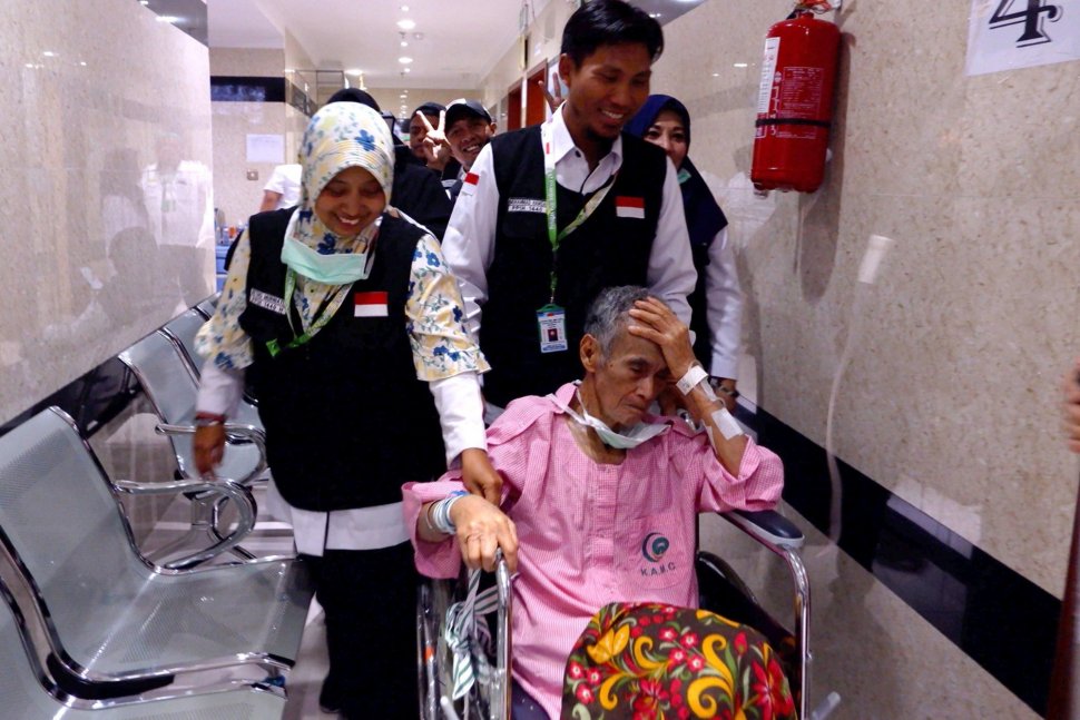 Petugas kesehatan memberi pendampingan kepada pasien Andi (89), calon haji asal Makassar yang menderita demensia di Rumah Sakit KKHI Mekkah, Arab Saudi, Minggu (21/7). ANTARA FOTO/Hanni Sofia
