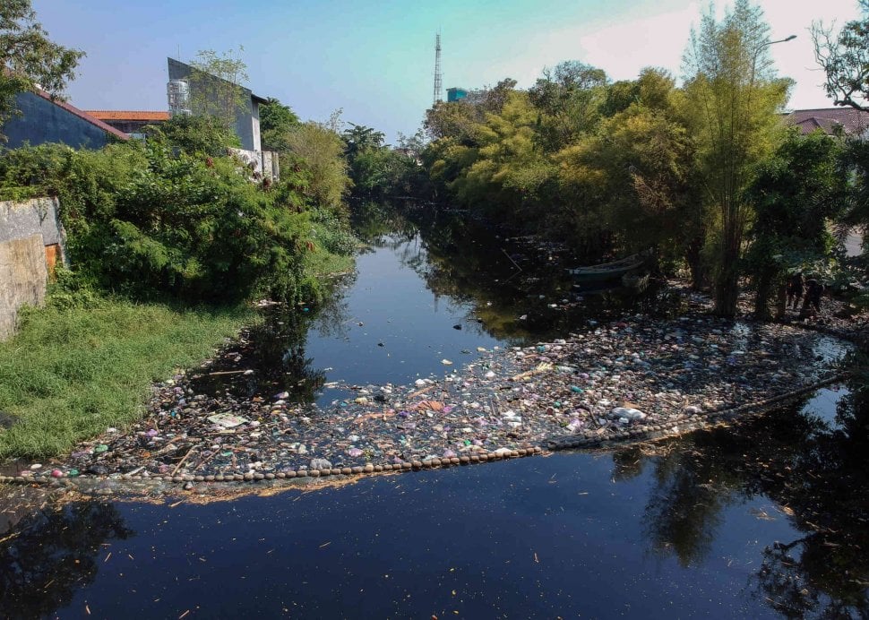 Penampakan Sungai Pekalongan  Tercemar Limbah Batik  Bagian 2