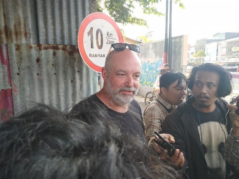 Michael Rule, Turis Australia yang Mobilnya Terperosok di Proyek Underpass Simpang Kentungan, Yogyakarta. (Mobimoto.com/Praba Mustika)