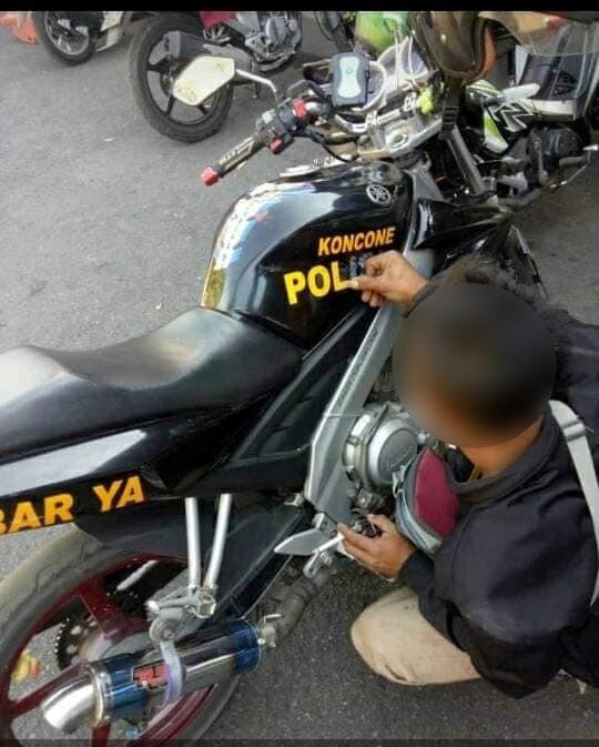 Pemotor yang memasang stiker "teman polisi". (Facebook/Ahmad Rizaldi)