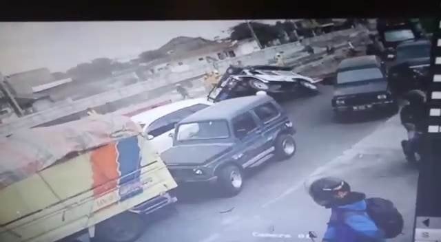 Mobil Jeep dan Truk Terperosok di Proyek Underpass Kentungan, Yogyakarta. (Istimewa)