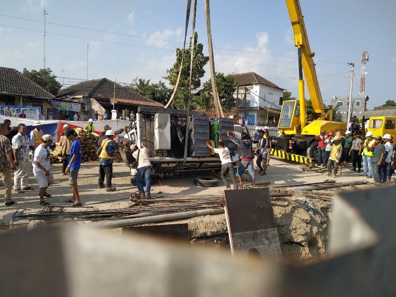 Proses Evakuasi Mobil Land Rover Milik Turis Australia, Michael Rule yang Terperosok di Proyek Underpass Simpang Kentungan, Yogyakarta. (Mobimoto.com/Praba Mustika)