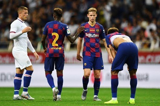 Reaksi pemain Barcelona Frenkie de Jong (kedua kanan) usai timnya dikalahkan Chelsea 2-1 di laga pramusim yang digelar di Saitama Stadium, Jepang, Selasa (23/7/2019) [AFP]