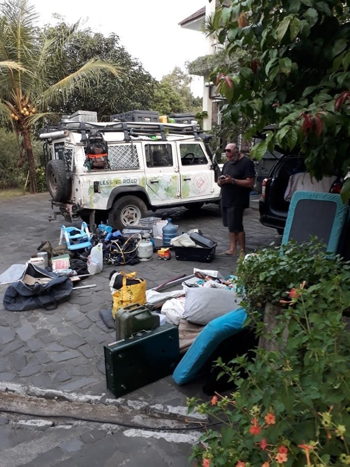 Land Rover yang terperosok di Jogja. (Facebook/Yudi Kus Indarto‎)