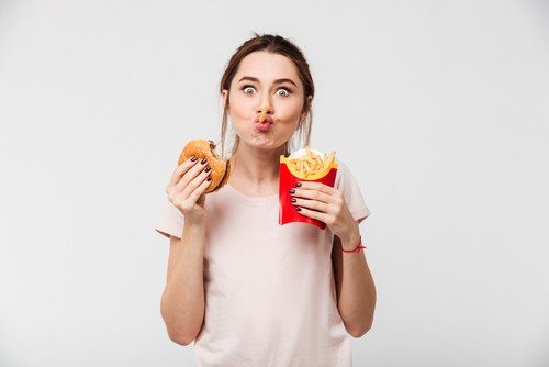 Ilustrasi makanan cepat saji, burger dan kentanf goreng. (Shutterstock)