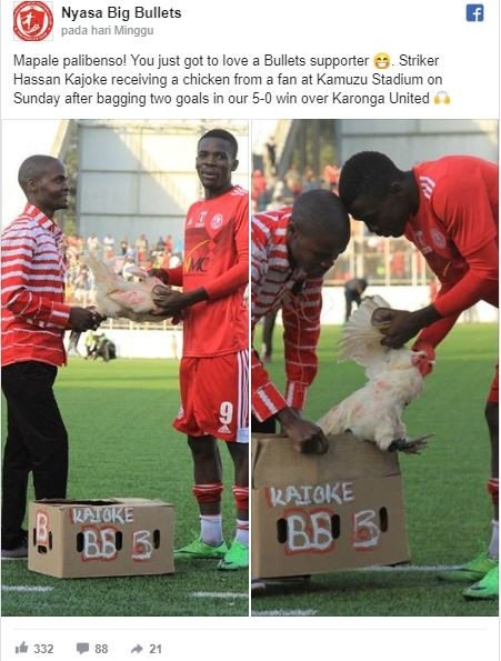 Pemain Nyasa Big Bullets, Hassan Kajoke, mendapat hadiah seekor ayam. (Facebook/Nyasa Big Bullets).