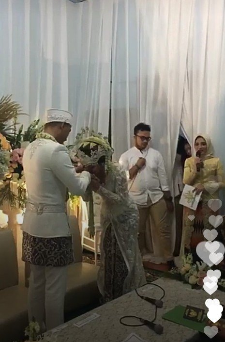 Siti Badriah menikah dengan Krisjiana Baharudin [Instagram/Bantu Manten]