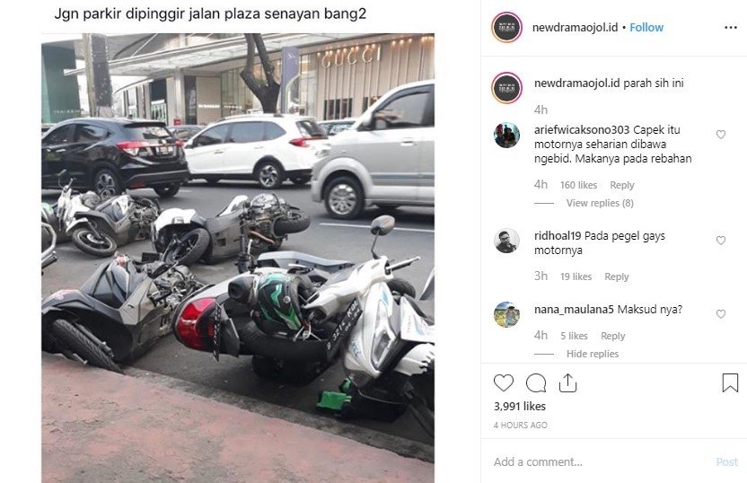 Motor Driver Ojol yang Parkir di Pinggir Plaza Senayan. (Instagram/newdramaojol.id)