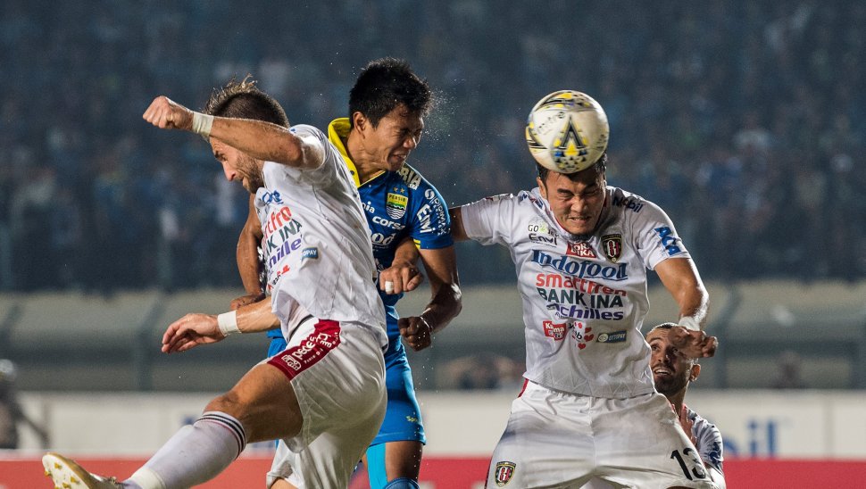 Pesepak bola Bali United Gunawan Dwi Cahyo (kanan) menyundul bola dibayangi Ilija Spasojevic (kiri) dan Pesepak bola Persib Bandung Achmad Jufriyanto (tengah) saat pertandingan Sepak Bola Liga 1 2019 di Stadion Si Jalak Harupat, Kabupaten Bandung, Jawa Barat, Jumat (26/7/2019). ANTARA FOTO/M Agung Rajasa