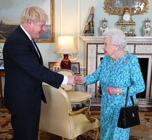 Ratu Elizabeth dan Boris Johnson. (Instagram/@theroyalfamily)