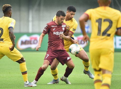 Pemain Barcelona mengepung striker Vissel Kobe David Villa dalam pertandingan pramusim, Sabtu (27/7/2019) [AFP]