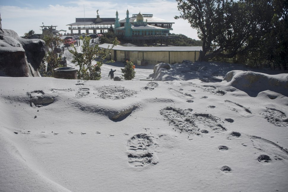 Kondisi kawasan wisata Kawah Ratu yang tertutup abu vulkanik akibat letusan freatik Gunung Tangkuban Parahu, Kabupaten Subang, Jawa Barat, Sabtu (27/7). [ANTARA FOTO/Novrian Arbi]