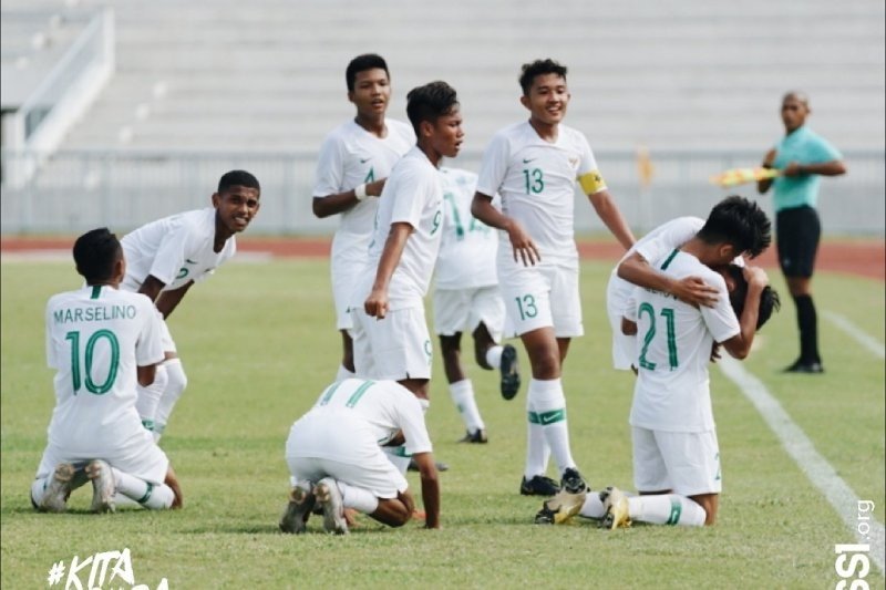  Para pemain tim nasional U-15 Indonesia merayakan gol ke gawang Vietnam di laga Grup A Piala AFF U-15 2019 di Thailand, Sabtu (27/7). Laga itu berakhir dengan skor 2-0 untuk kemenangan Indonesia. (ANTARA/HO/PSSI)