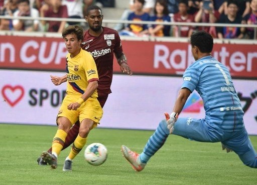 Pemain muda Barcelona Riqui Puig melepaskan tendangan ke gawang Vissel Kobe dalam pertandingan pramusim, Sabtu (27/7/2019) [AFP]