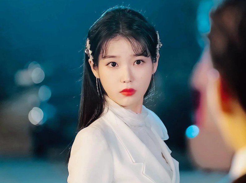 Penampilan IU di drama Hotel Del Luna. (Koreaboo)