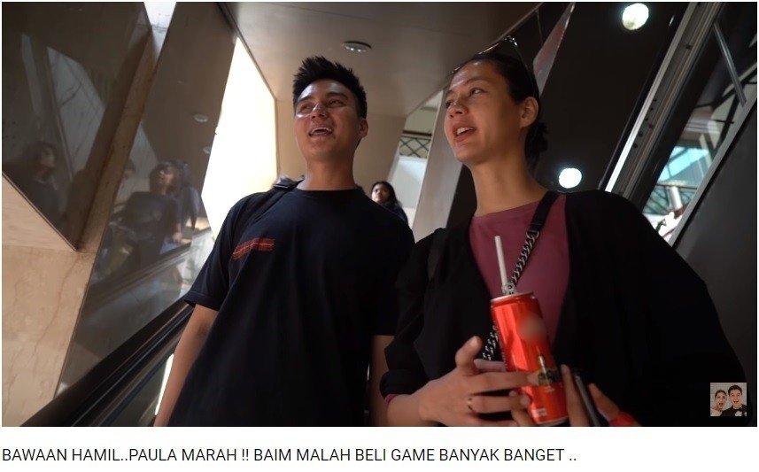 Paula Verhoeven membawa minuman bersoda (Youtube/Baim Paula)