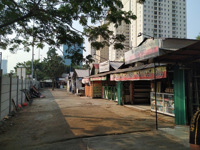 Jalan Benyamin Sueb, Kemayoran, Jakarta Pusat, lokasi pria misterius makan kucing hidup-hidup. [Suara.com/Muhammad Yasir]