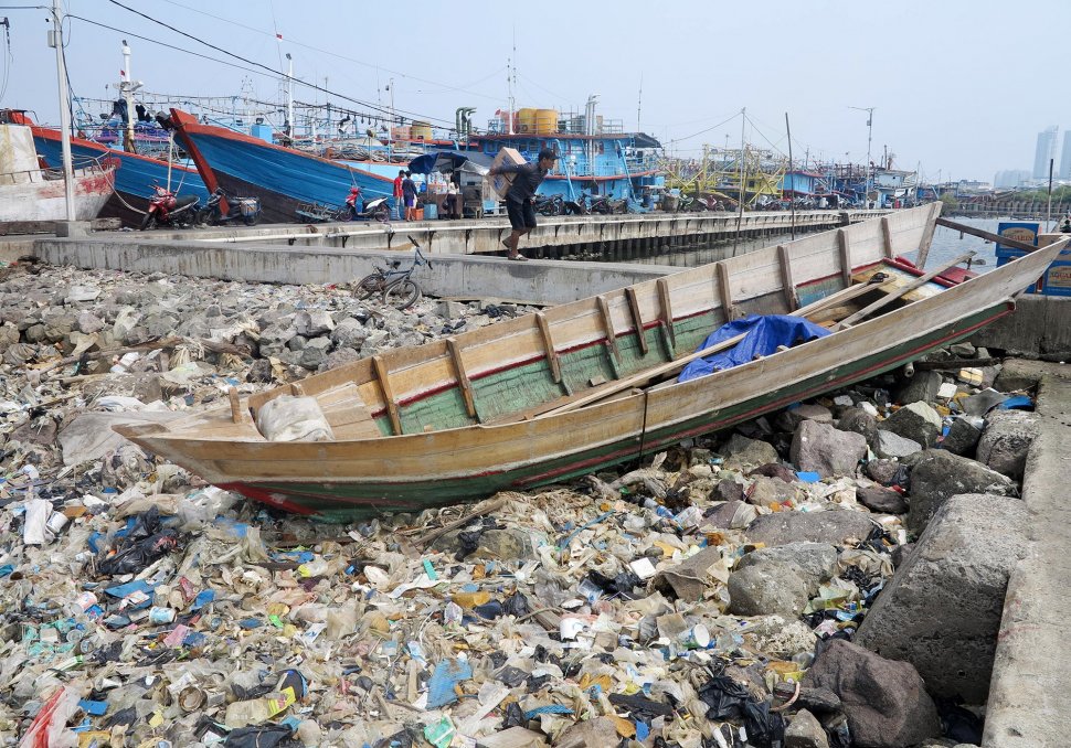 Sampah Plastik Menumpuk di Laut Pesisir Jakarta - Bagian 5