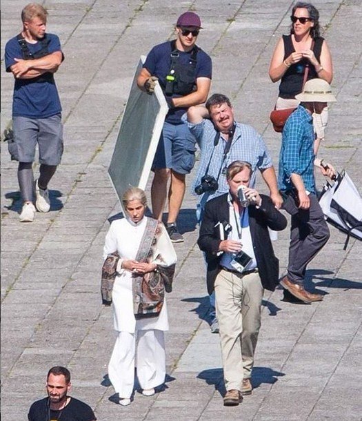 Dimple Kapadia terlihat bersama sutradara Christopher Nolan, dalam sebuah syuting film berjudul Tenet di Estonia. [Instagram @tanuj.garg]