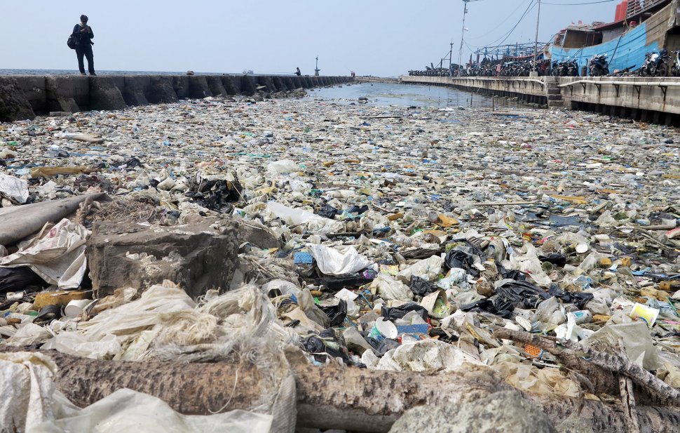 Tumpukan sampah menumpuk di pinggir laut kawasan Pelabuhan Muara Baru, Jakarta Utara, Senin (29/7).  [Suara.com/Oke Atmaja]