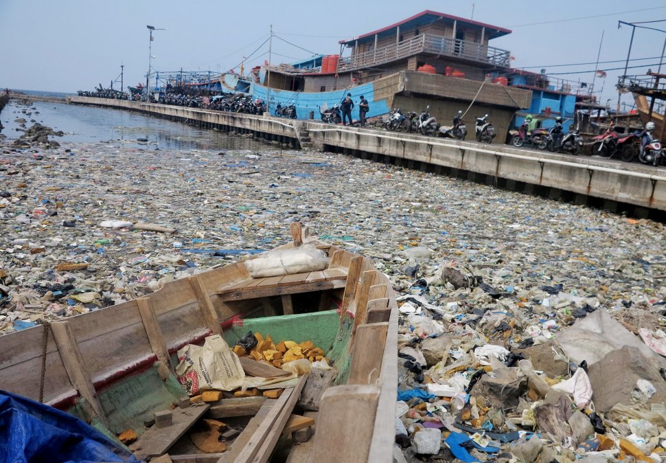 How many shampoo bottles are produced globally in a year image