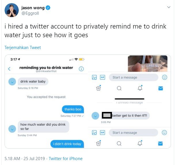 Selebtweet sekaligus pengusaha ini sewa akun Twitter untuk ingatkan minum air putih. (Twitter/eggroll)