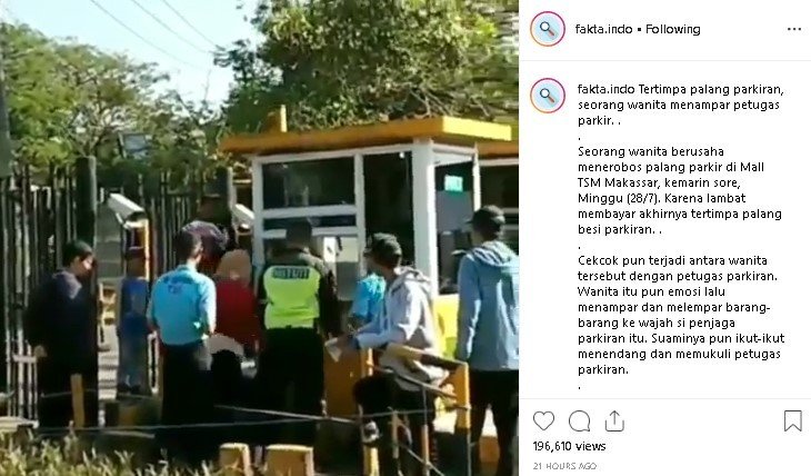 Seorang ibu di Makassar tampar petugas parkir usai terjedot palang. (Instagram/@fakta.indo)