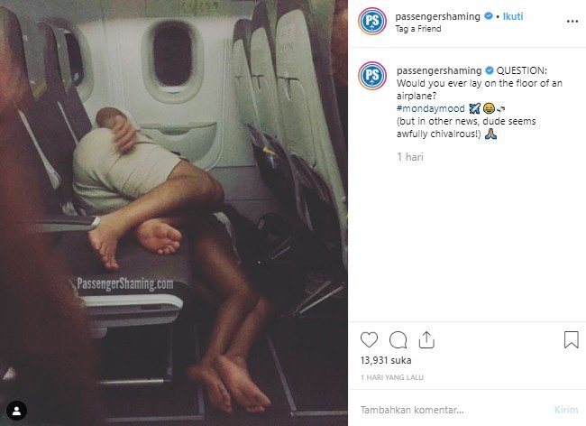 Tidur di Lantai Kabin, Potret Penumpang Pesawat Ini Mendadak Viral. (Instagram/@passengeshaming)