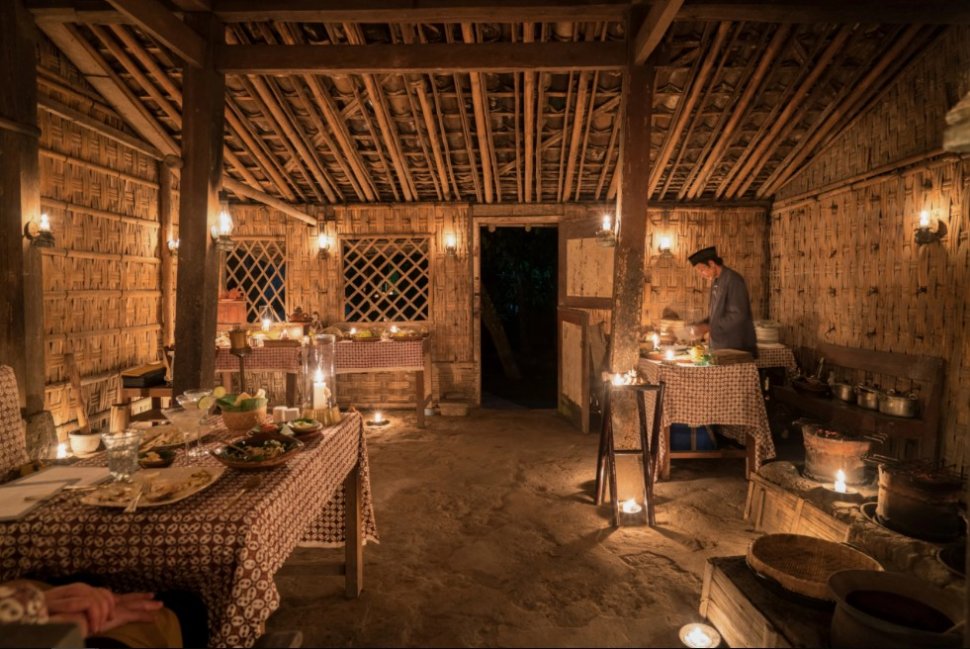 Makan malam di rumah Pak Bilal Amanjiwo, resort di Magelang. (aman.com)