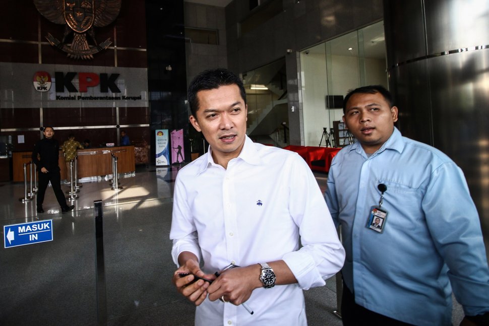 Mantan Atlet Bulutangkis Taufik Hidayat (kiri) meninggalkan gedung KPK seusai menjalani pemeriksaan di Jakarta, Kamis (1/8). [ANTARA FOTO/Rivan Awal Lingga]