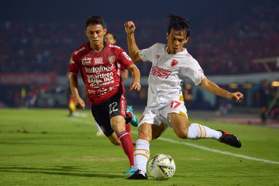 Pesepak bola PSM Makassar Rasyid Bakri (kanan) melewati pesepak bola Bali United Dias Angga Putra dalam pertandingan Liga 1 2019 di Stadion I Wayan Dipta, Gianyar, Bali, Kamis (1/8/2019). Bali United menang atas PSM Makassar dengan skor 1-0. ANTARA FOTO/Nyoman Budhiana