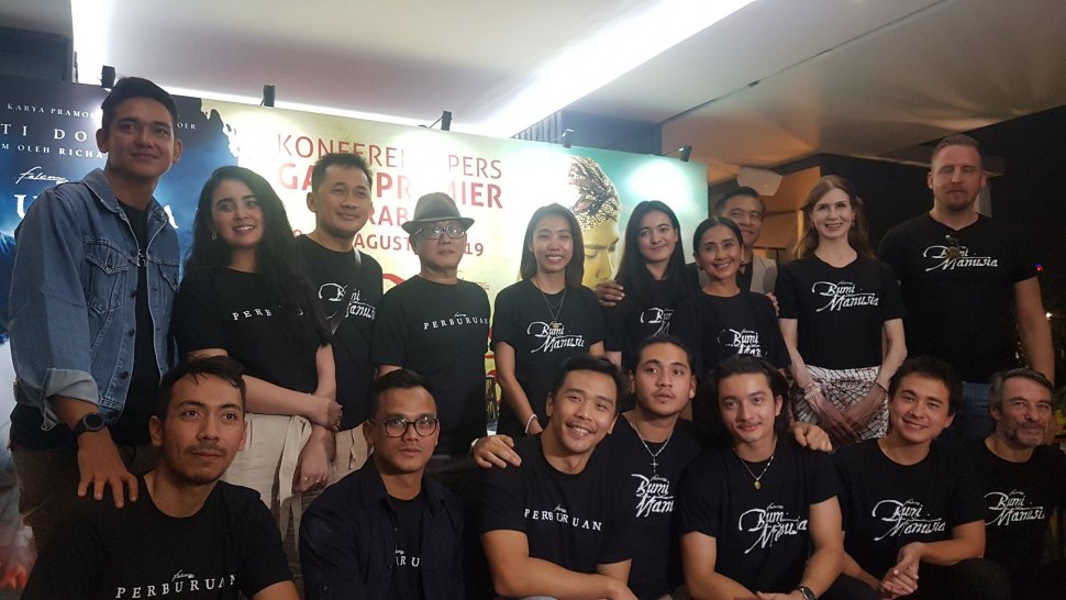 Cast, produser, dan sutradara film Bumi Manusia serta Perburuan [Suara.com/Fajarina Nurin]. 