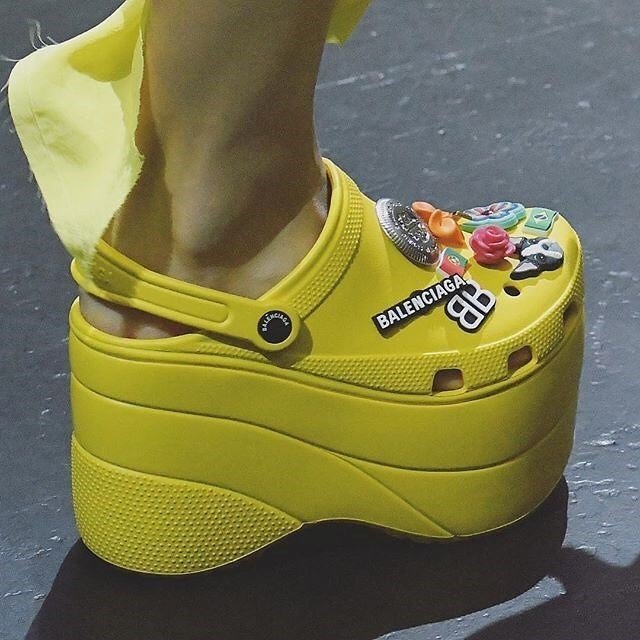 Sepatu paling jelek di dunia. (Instagram/@crimesagainstshoemanity)