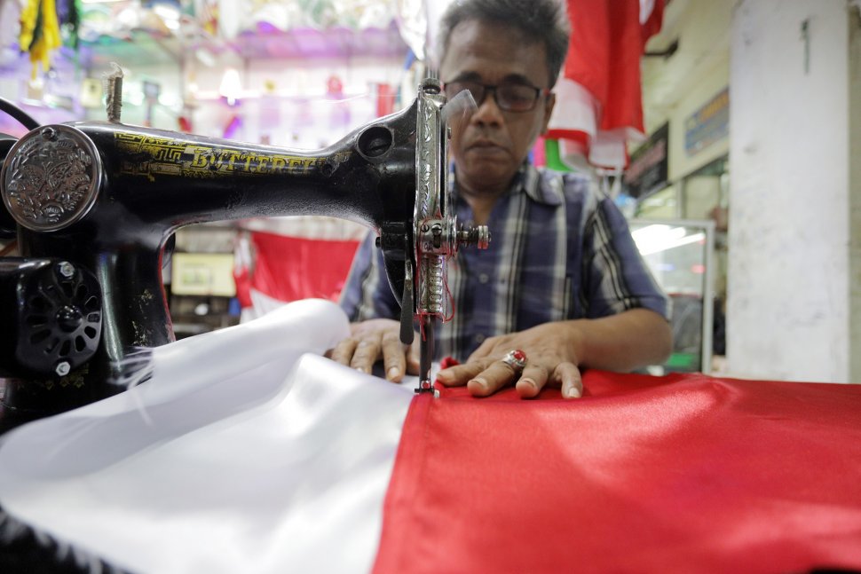 Jelang HUT RI Penjahit  Bendera Ramai Pesanan
