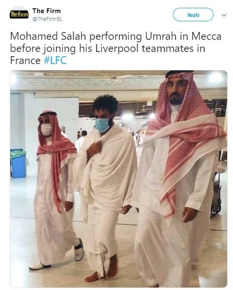 Mohamed Salah sempatkan diri menjalani umrah sebelum bergabung Liverpool. (Twitter/TheFirmBL).