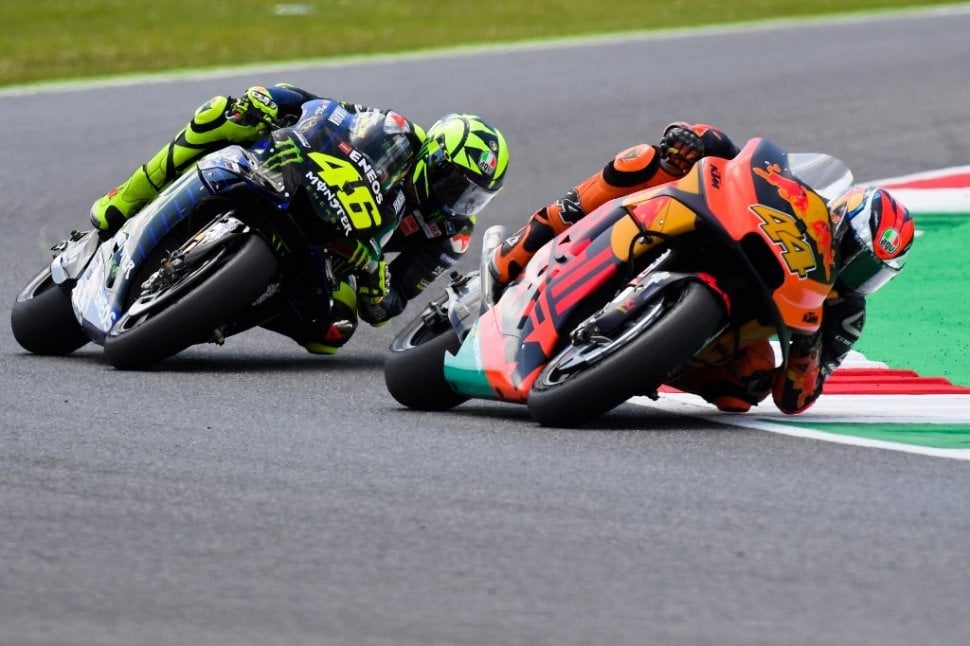 Pebalap tim pabrikan KTM, Pol Espargaro, berada di depan pebalap gaek dari tim Yamaha, Valentino Rossi, saat latihan bebas kedua MotoGP Italia di Sirkuit Mugello, Jumat (31/5/2019).[AFP/Tiziana Fabi]