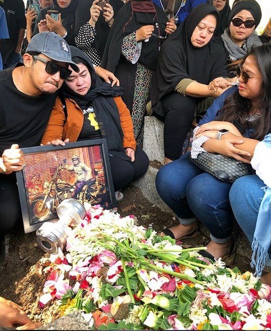 Isa Bajaj dan Senyorita terlihat sangat berduka di makam Agung Hercules. [Instagram]