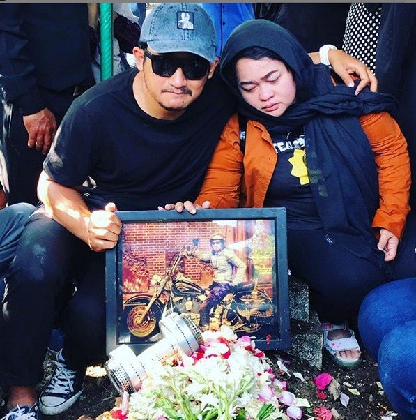 Isa Bajaj dan Senyorita di makam Agung Hercules. [Instagram]