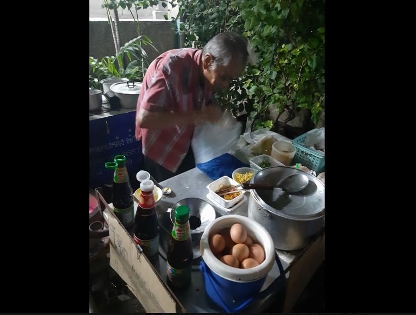 Kakek penjual bubur di Bangkok yang menjadi viral (facebook.com/Max Udomsak)