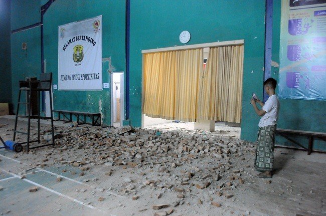 Warga memotret kerusakan dinding akibat gempa di Gelanggang Olah Raga (GOR) Pasir Ona di Rangkasbitung, Lebak, Banten, Jumat (2/8/2019). (Antara)