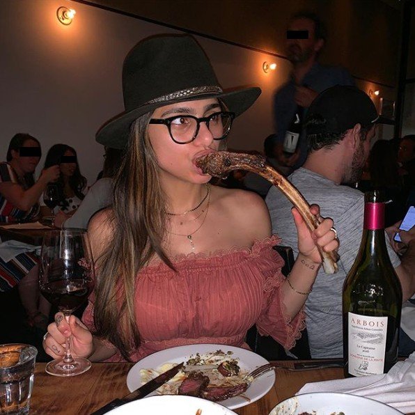 Tunangan dengan Seorang Chef, Mia Khalifa Keranjingan Wisata Kuliner. (instagram.com/miakhalifa)