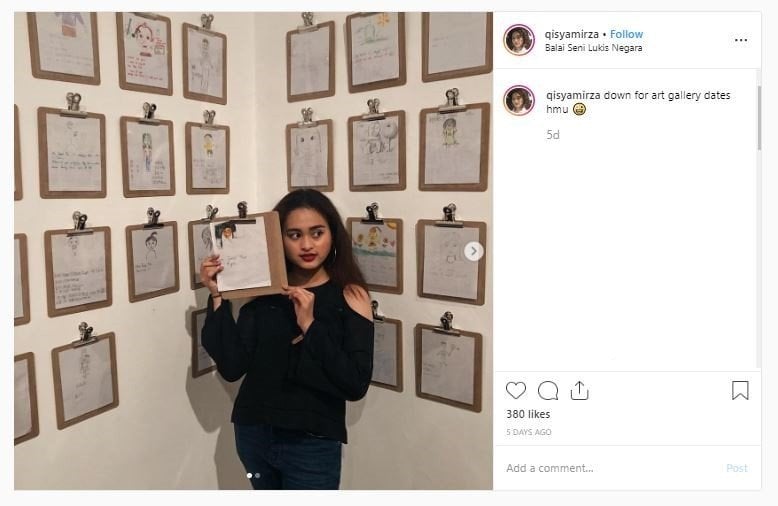 Remaja dikritik karena berpose dengan karya seni (instagram.com/qisyamirza)