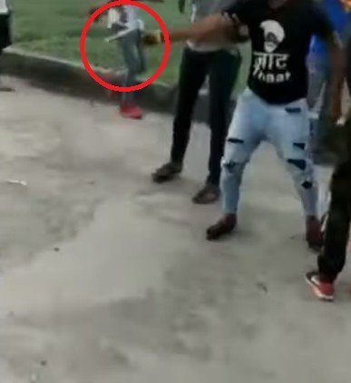 Ngeri, Pria Ini Nekat Potong Kue Ulang Tahun Pakai Pistol. (YouTube)